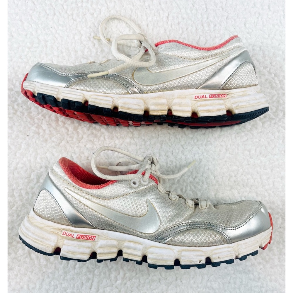 (VTG) NIKE • Y2K White/Silver/Salmon Dual Fusion Athletic Runners, 8